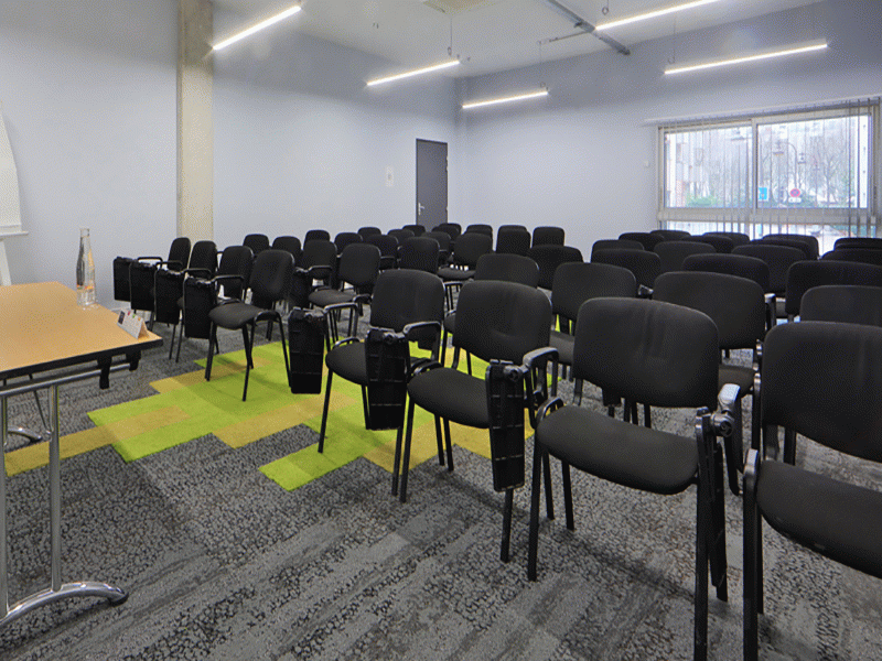 Salle de réunion, formation, séminaire - configuration en chaises à tablette
